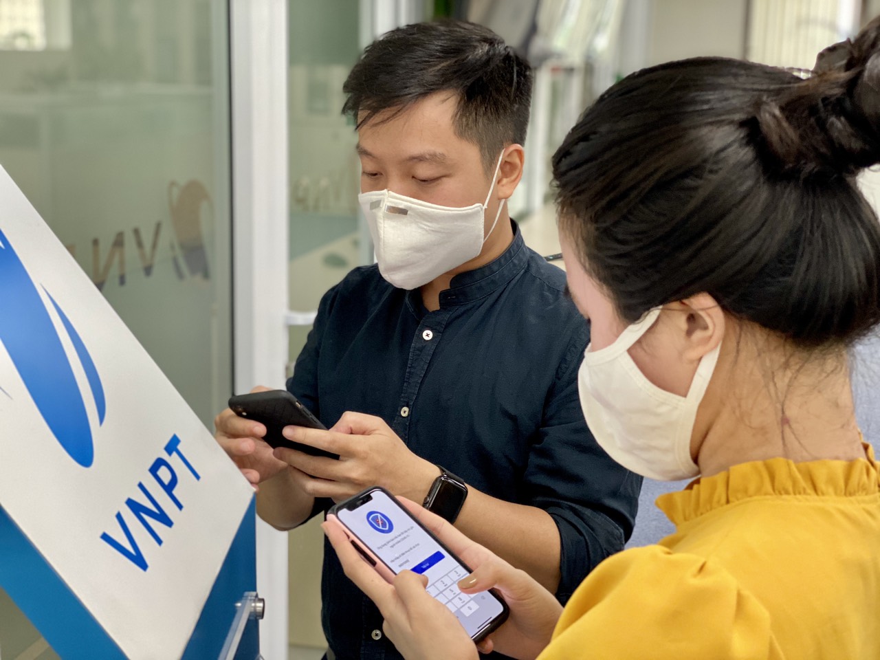 Các nhà mạng miễn cước, tặng dữ liệu cho thuê bao di động truy cập Bluezone